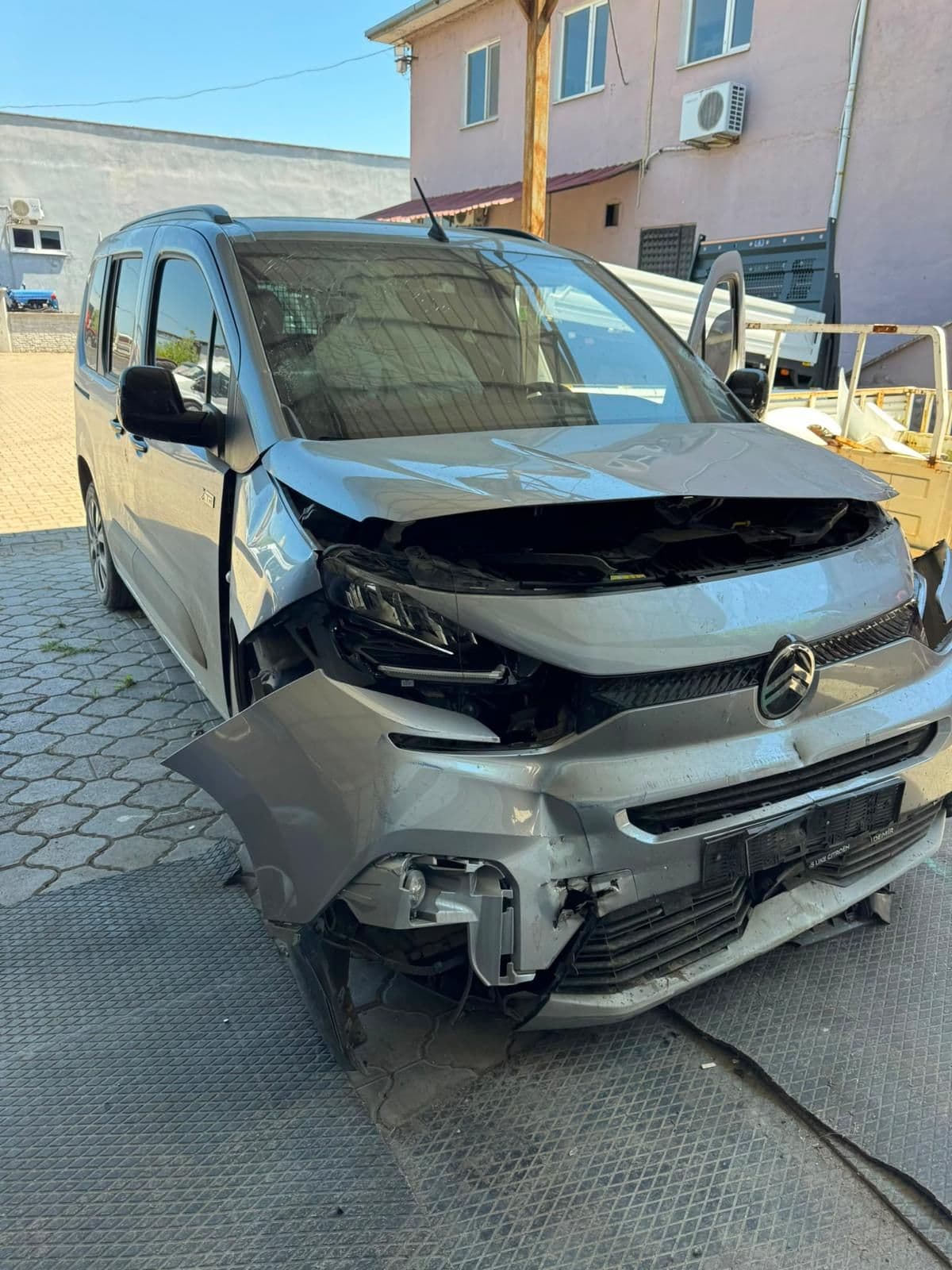 Citroën Berlingo, ön takım ezik